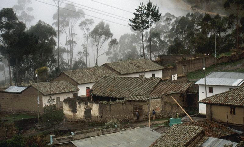 596_Mist en regen in Andesdorp, startpunt Incatrail.jpg